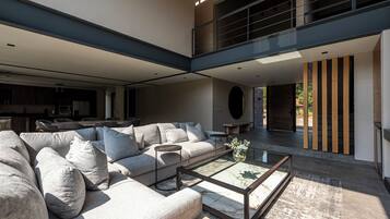 Villa exclusiva, vista a la montaña | Sala de estar | Televisión de pantalla plana de 50 pulgadas con canales por cable