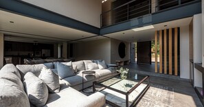 Vil·la exclusiva, vistes a la muntanya | Sala d'estar | Televisor de pantalla plana de 50 polzades amb canals per cable 