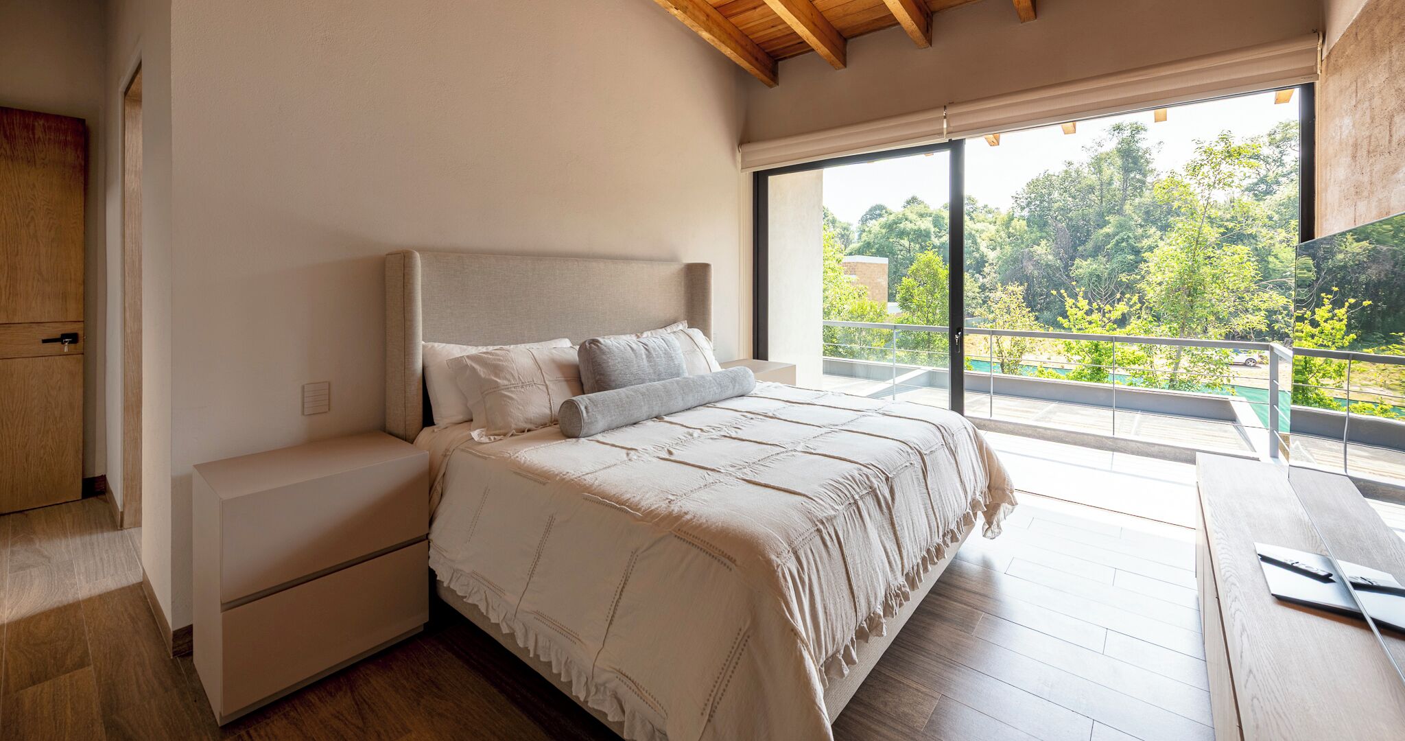 Villa exclusiva, vista a la montaña | Espacio para trabajar con laptop, cortinas blackout y wifi gratis 