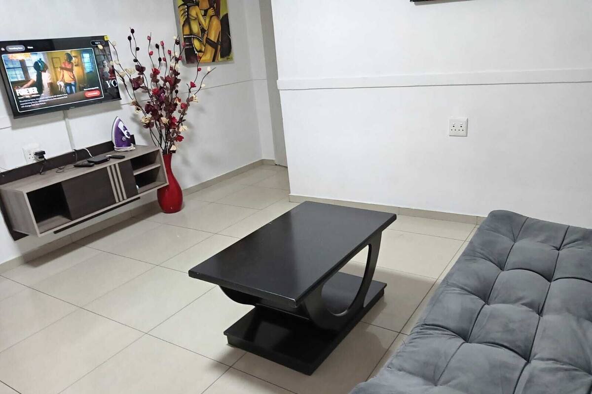 Apartemen Comfort, AC | Area keluarga | TV layar datar