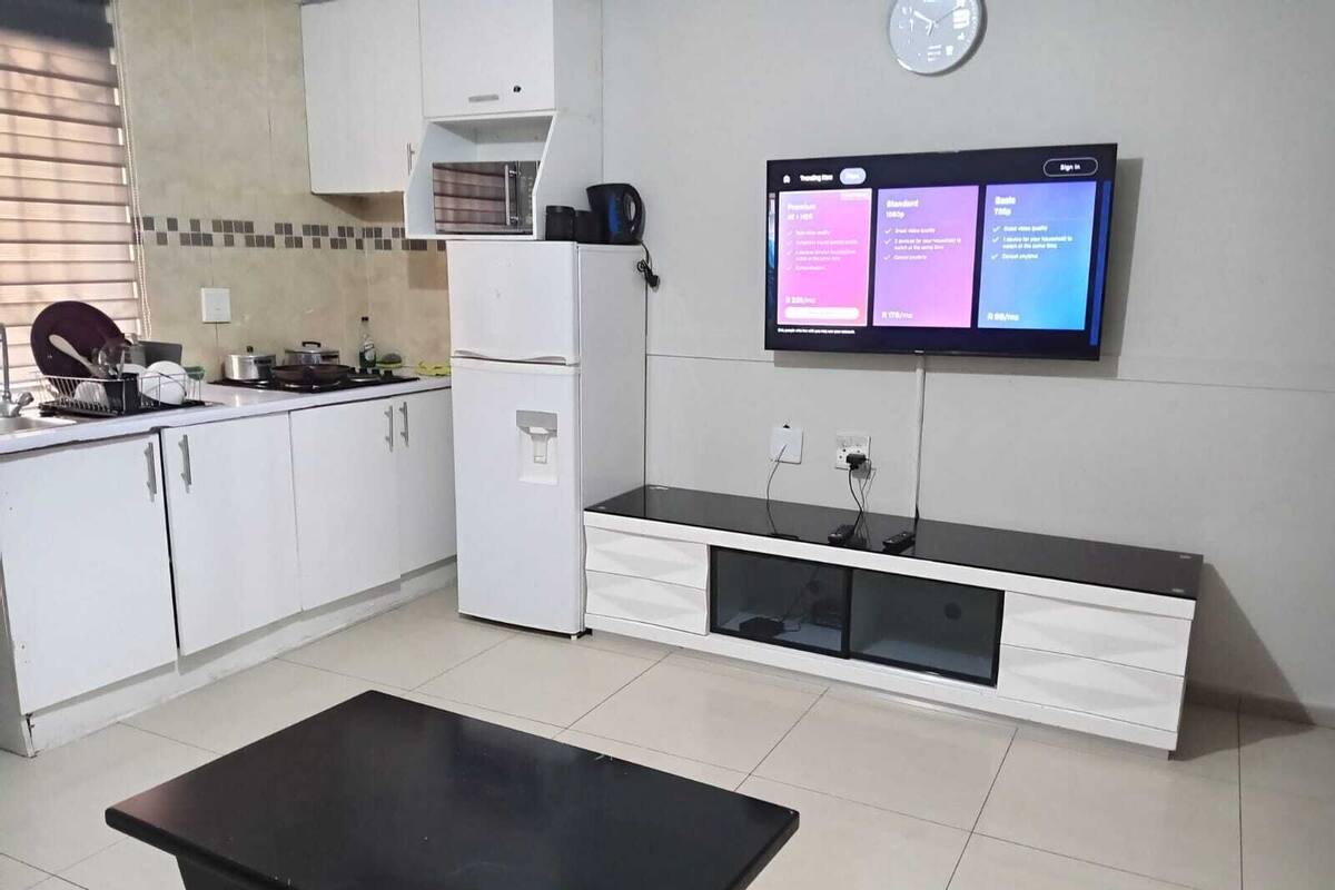 Apartemen Comfort, AC | Area keluarga | TV layar datar
