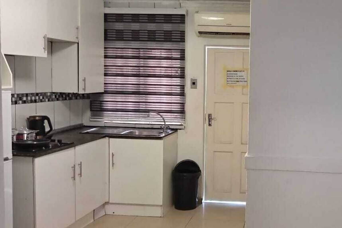 Apartemen Comfort, AC | Area keluarga | TV layar datar