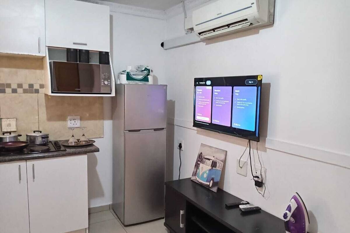 Apartemen Comfort, AC | Area keluarga | TV layar datar