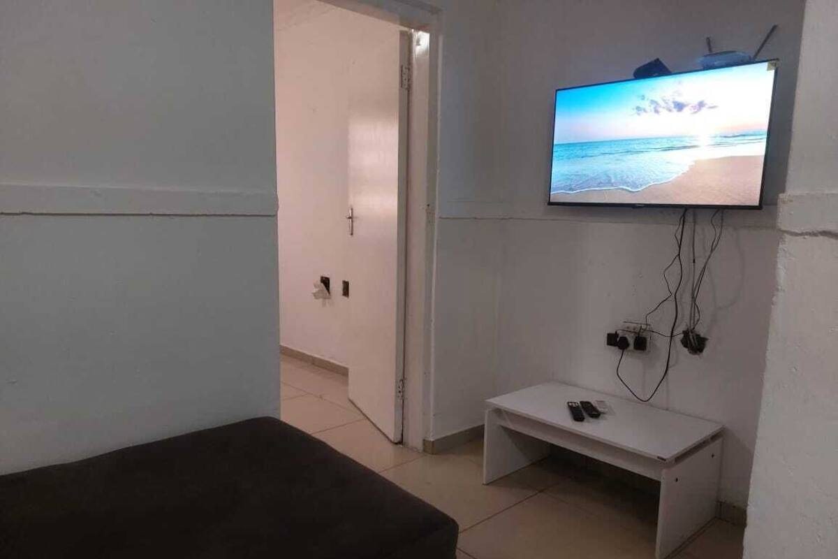 Apartemen Comfort, AC | Area keluarga | TV layar datar