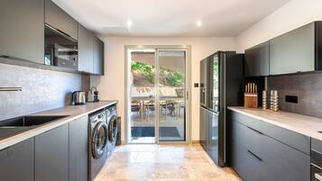 KĂŒhlschrank, Mikrowelle, Ofen, GeschirrspĂŒler