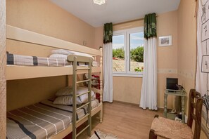 3 bedrooms, iron/ironing board, free WiFi