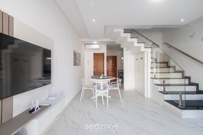 Basic Apartment | Dining