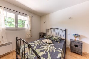 2 عدّة غرف نوم ومكواة/لوح كي وواي فاي مجانًا وملاءات أسرّة