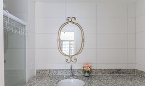 Basic Apartment | Bathroom | Shower - Beachfront Building With Pool - CPK (Ilhéus)