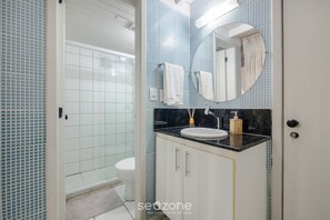 Basic Apartment | Bathroom - Apt Just Steps From the Beach and Tamar Project CVI (Mata de São João)
