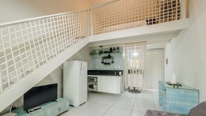 Een knus verblijf met een kitchenette, een flatscreen televisie en een eethoek.
