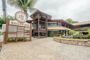 Zona comercial con un letrero que dice 'Armazem Vila' y una estructura cubierta con escaleras.