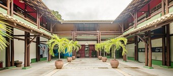 Apt Just Steps From the Beach and Tamar Project CVI