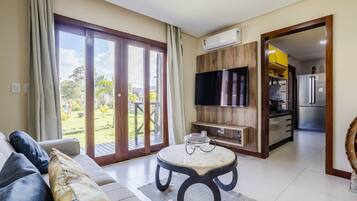 Perushuoneisto | Oleskelualue | 32–tuumainen äly-TV, jossa digitaalikanavat