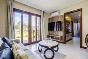 Basic Apartment | Living area