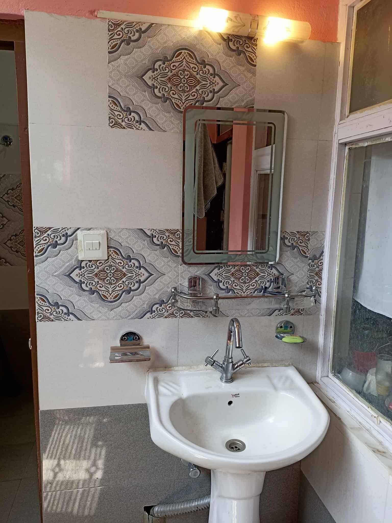 Regadera, bidet, toallas, jabón 