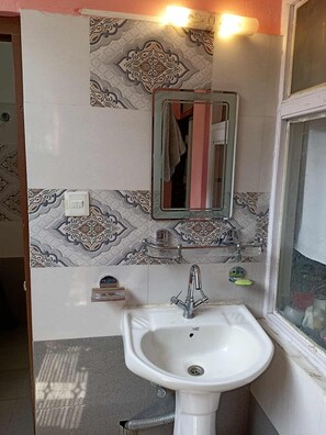 Dusche, Bidet, Handtücher, Seife