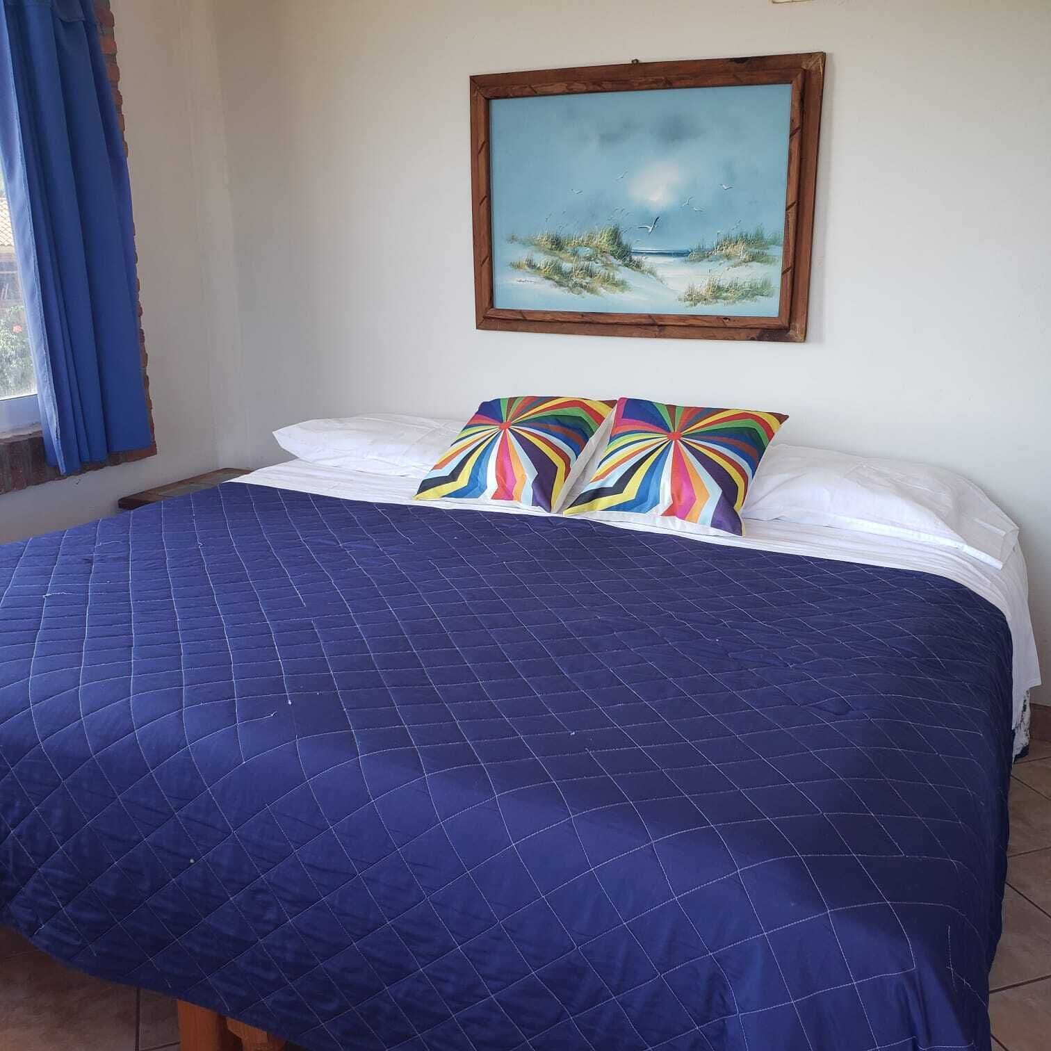 Muebles diferentes, escritorio, wifi gratis y ropa de cama 