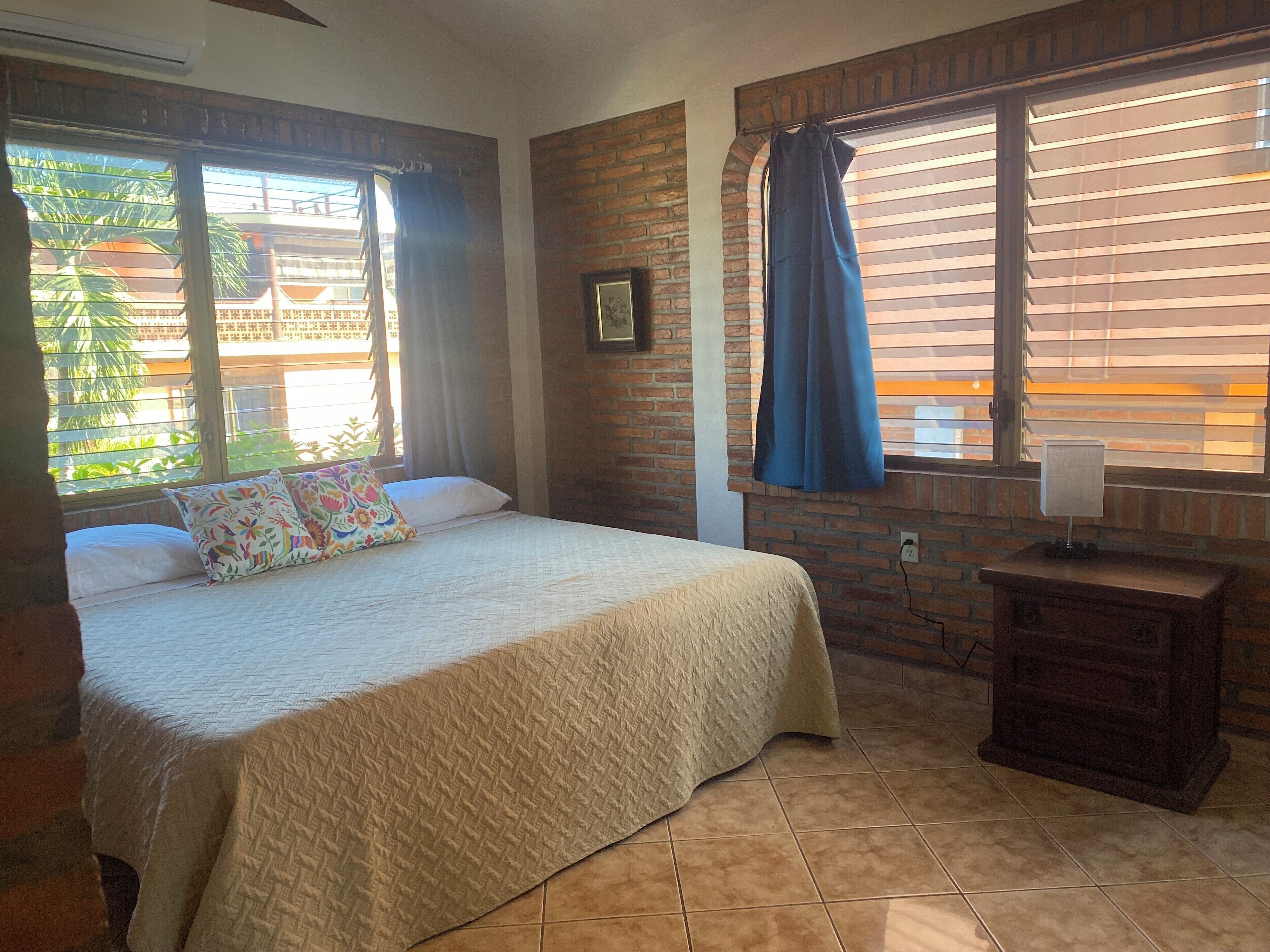 Muebles diferentes, escritorio, wifi gratis y ropa de cama 