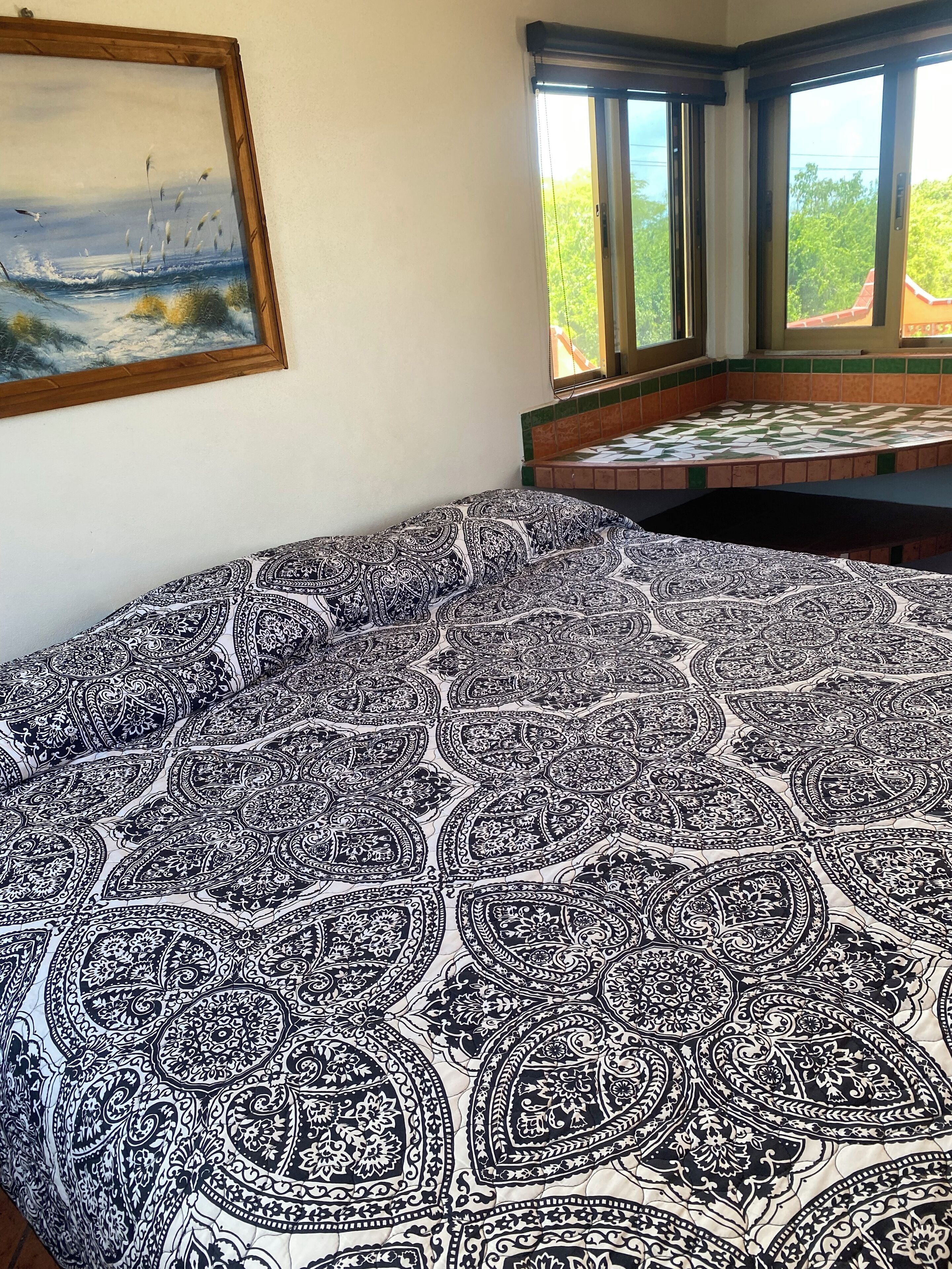 Muebles diferentes, escritorio, wifi gratis y ropa de cama 