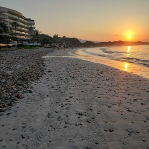 Plage à proximité, sable blanc, massages sur la plage