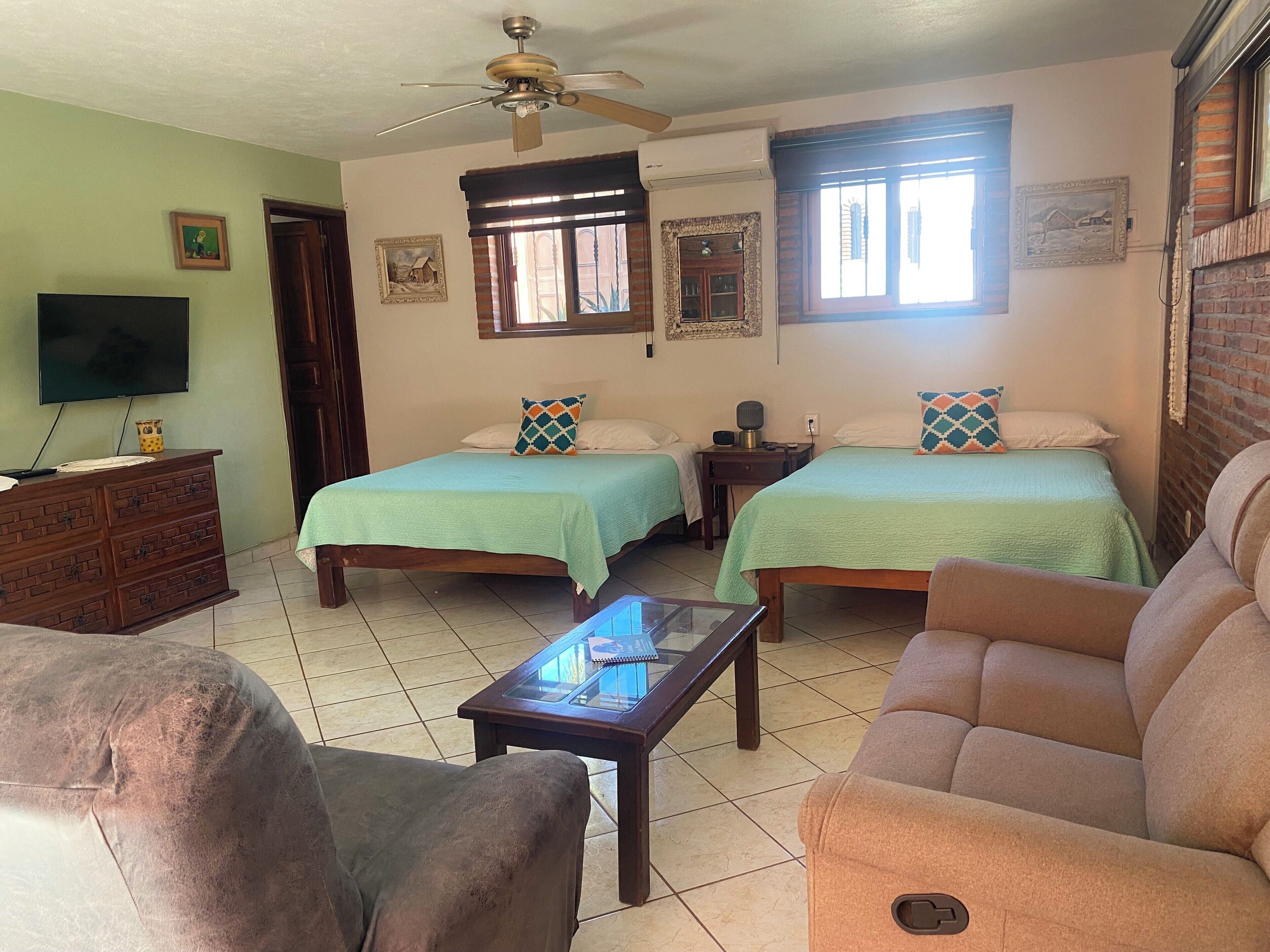 Muebles diferentes, escritorio, wifi gratis y ropa de cama 