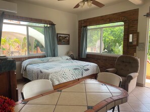 Coral Esmeralda - Studio Suite | Individually furnished, desk, free WiFi, bed sheets