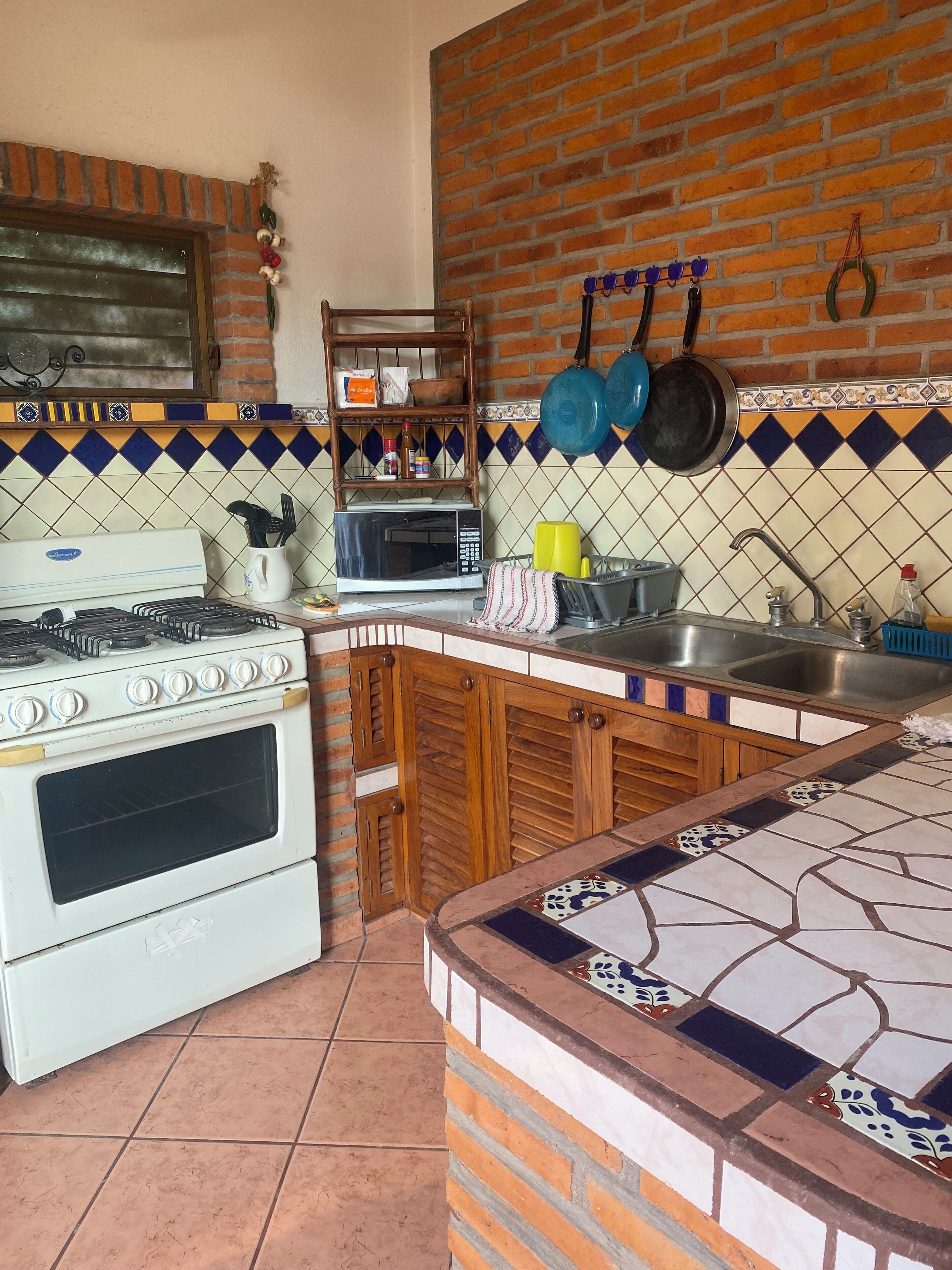 La Brisa - Studio Suite | Private kitchen | Full-size fridge, microwave, toaster, blender