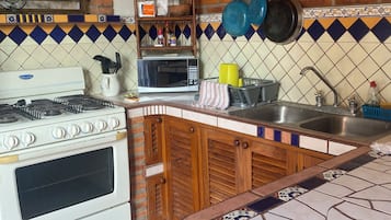 La Brisa - Studio Suite | Cocina privada | Refrigerador con congelador, microondas, tostadora y licuadora