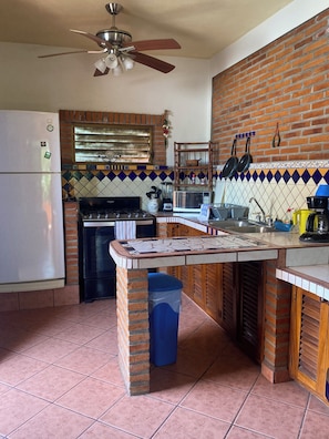 Studio, balkon, pemandangan kebun | Dilengkapi dengan perabotan berbeda-beda, Wi-Fi gratis, dan seprai linen