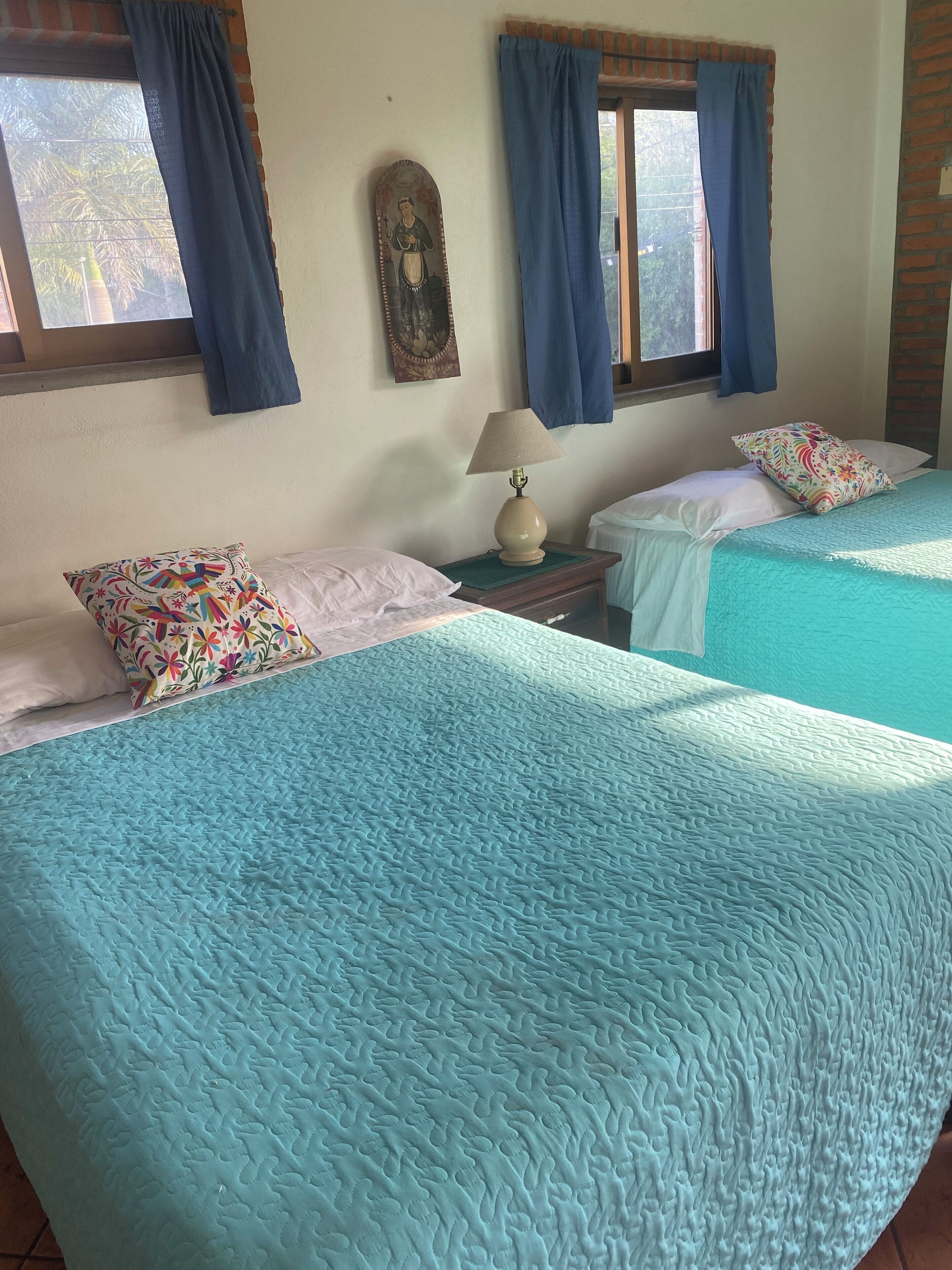 Muebles diferentes, escritorio, wifi gratis y ropa de cama 