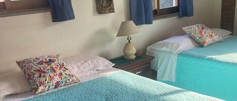 Ameublement personnalisé, bureau, Wi-Fi gratuit, draps fournis