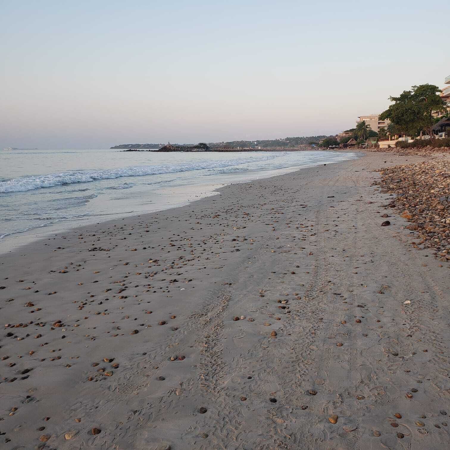 Una playa cerca, arena blanca, masajes en la playa
