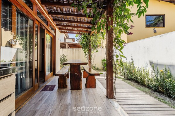 Basic Apartment | Outdoor dining