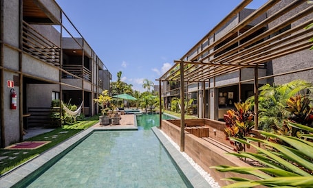 Una piscina al aire libre