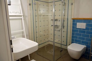 Een douche, een haardroger, handdoeken