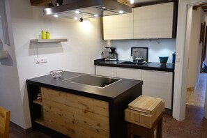 Frigorifero, forno, piano cottura, lavastoviglie