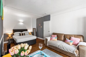 Tabla de planchar con plancha, internet y ropa de cama