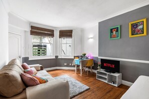 TV, books - Hove Beach Studio | Bright, Modern & Relaxing (Brighton)