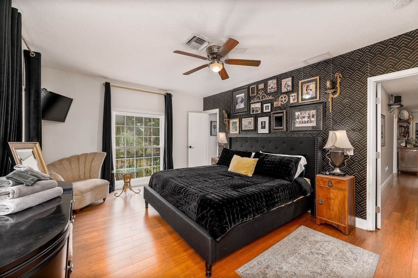 7 bedrooms, desk, iron/ironing board, travel crib