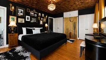 7 habitaciones, escritorio y tabla de planchar con plancha