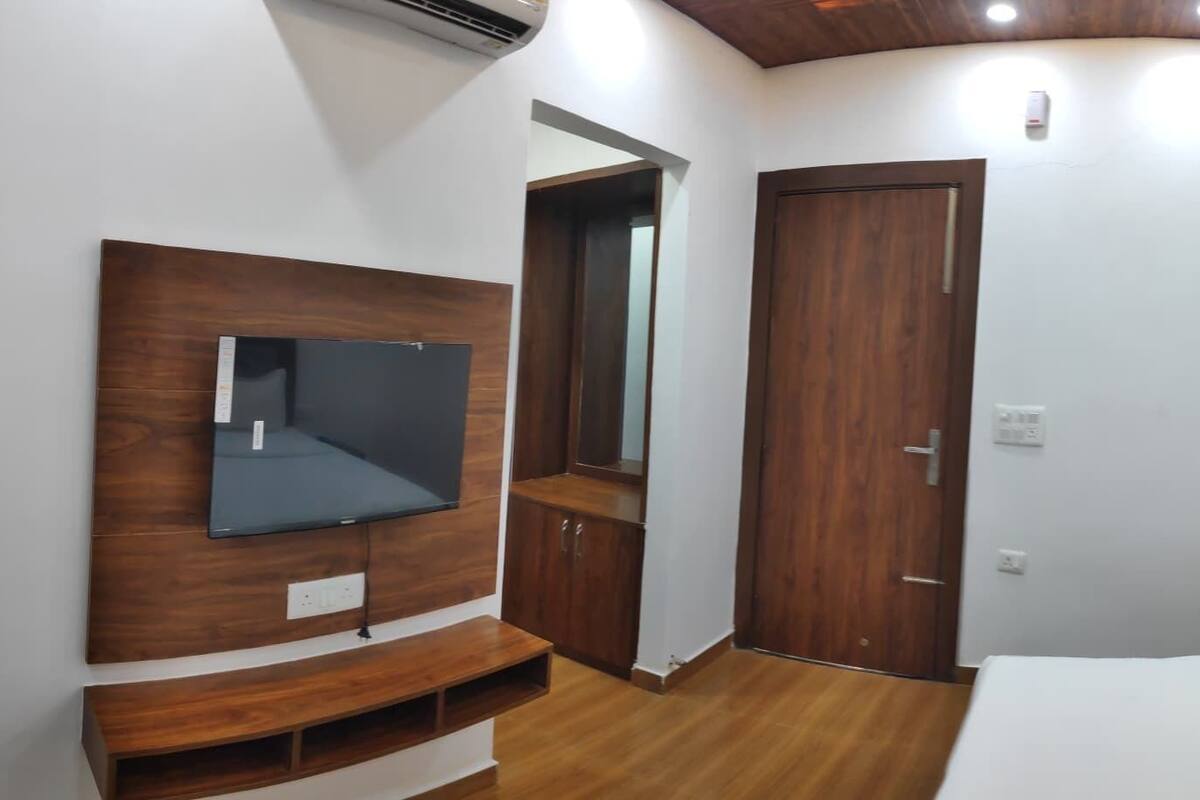 Premium bedding, laptop workspace, free WiFi