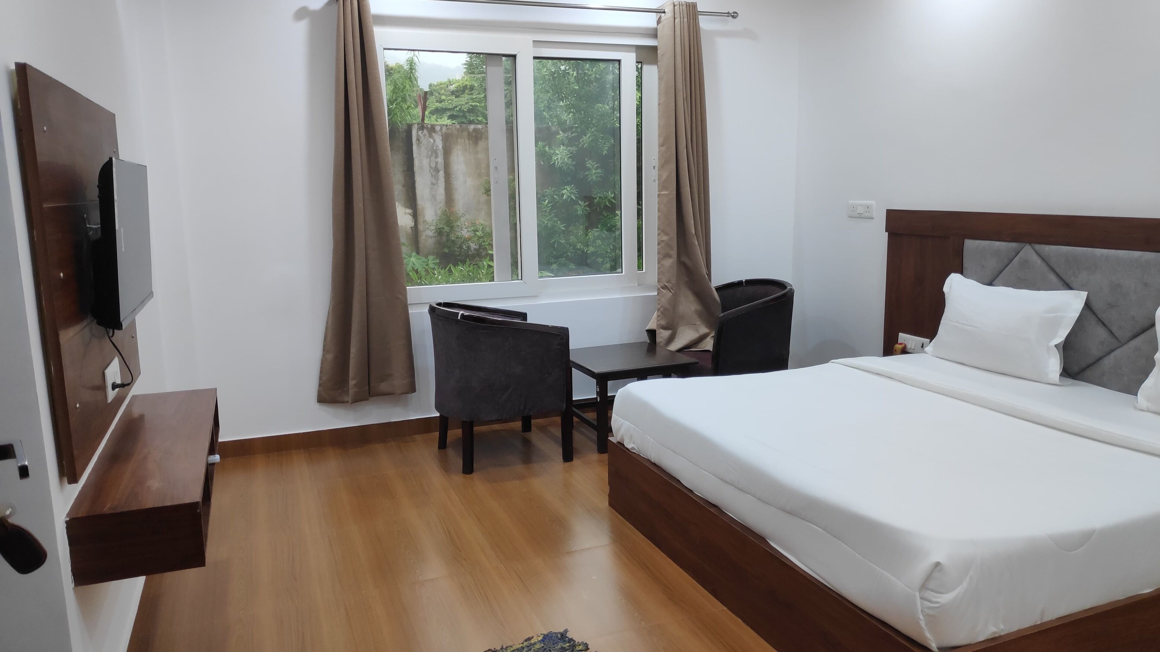 Premium bedding, laptop workspace, WiFi (free)