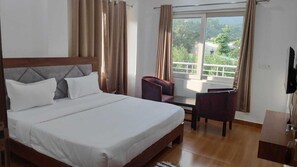 Ropa de cama de alta calidad y espacio para trabajar con laptop 