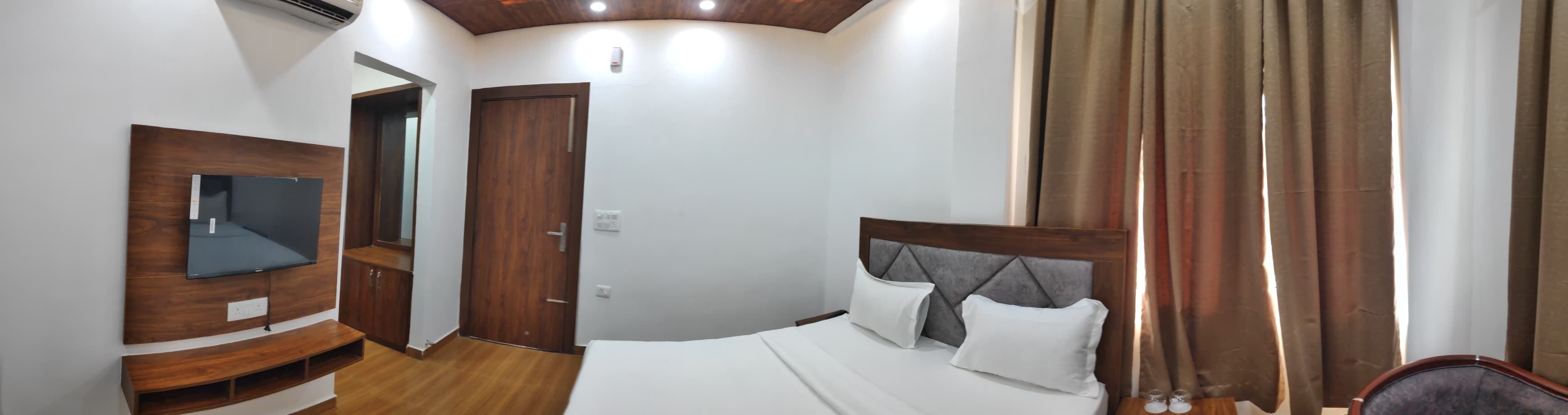 Premium bedding, laptop workspace, WiFi (free)