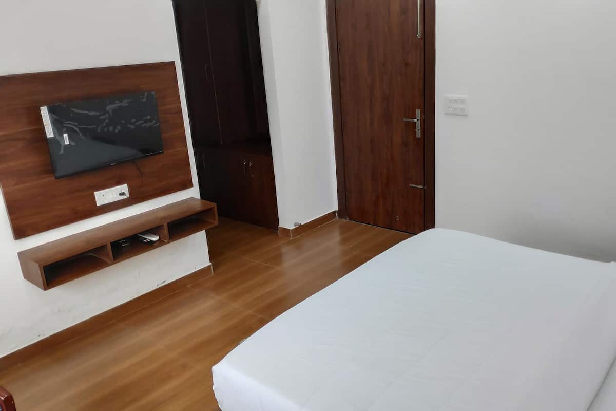 Premium bedding, laptop workspace, free WiFi