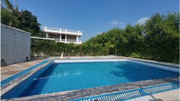 Una piscina al aire libre