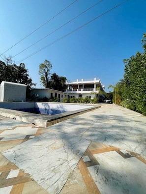 Outdoor pool - Dreamland Resort (Kaladhungi)