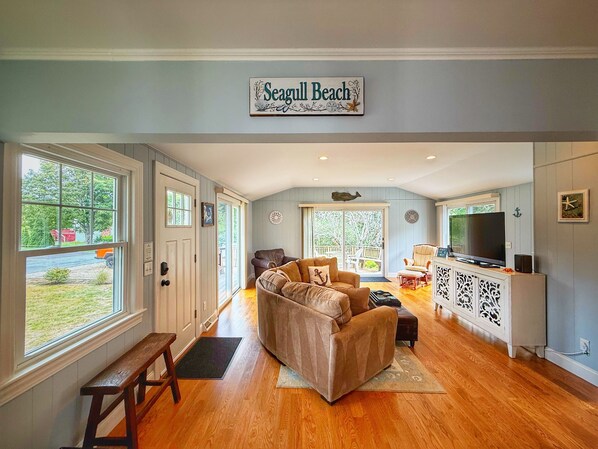 TV - Lovely Lewis Bay | Steps to Neighborhood Beach (Yarmouth)