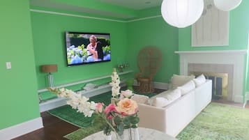 Televisión, chimenea, videojuegos y libros